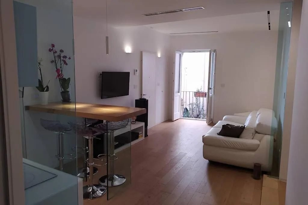 Casa Bianca - Luxury With Balcony In The City Centre Taormina 0*,  Italy